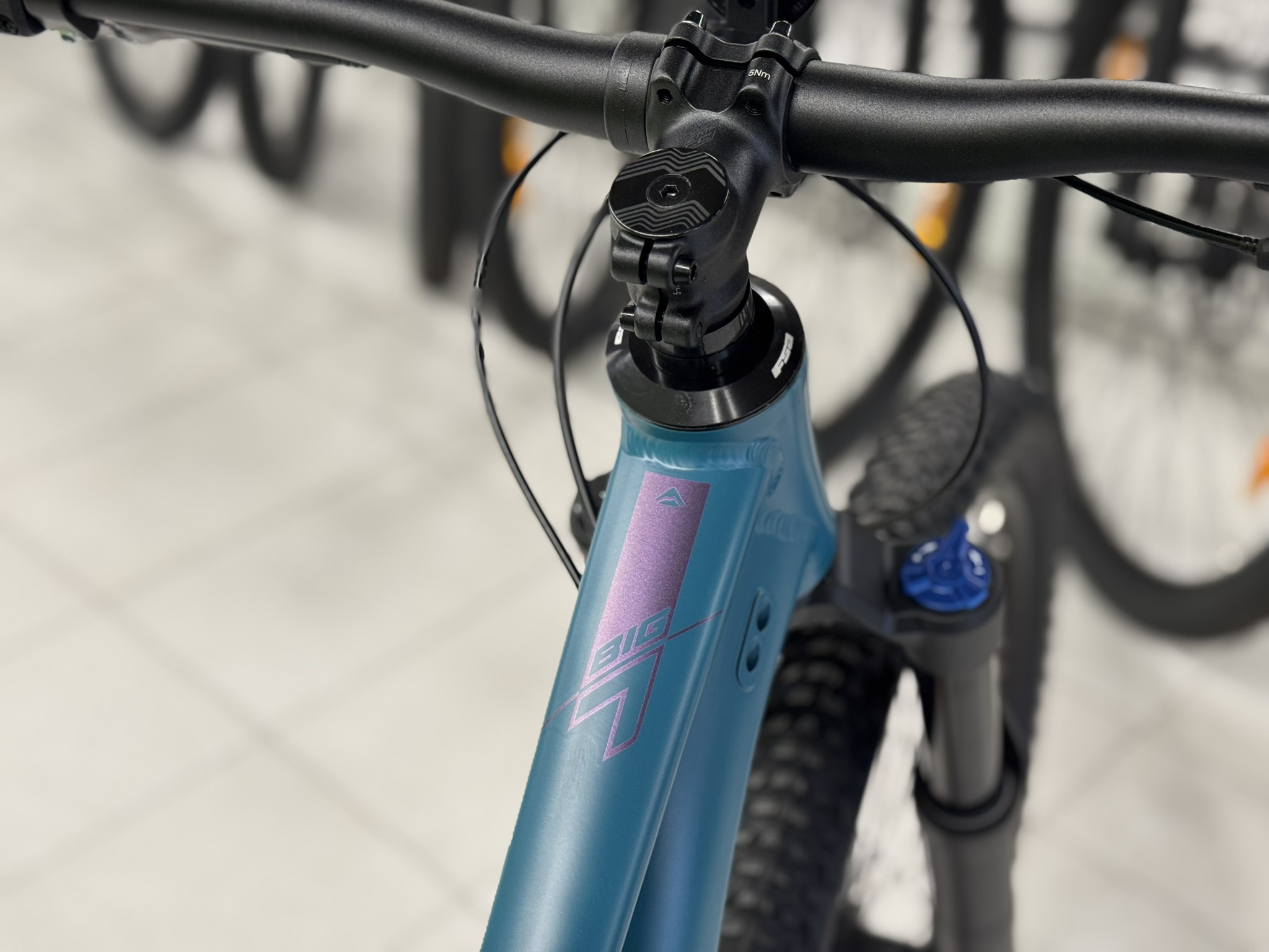 Detail hlavové trubky