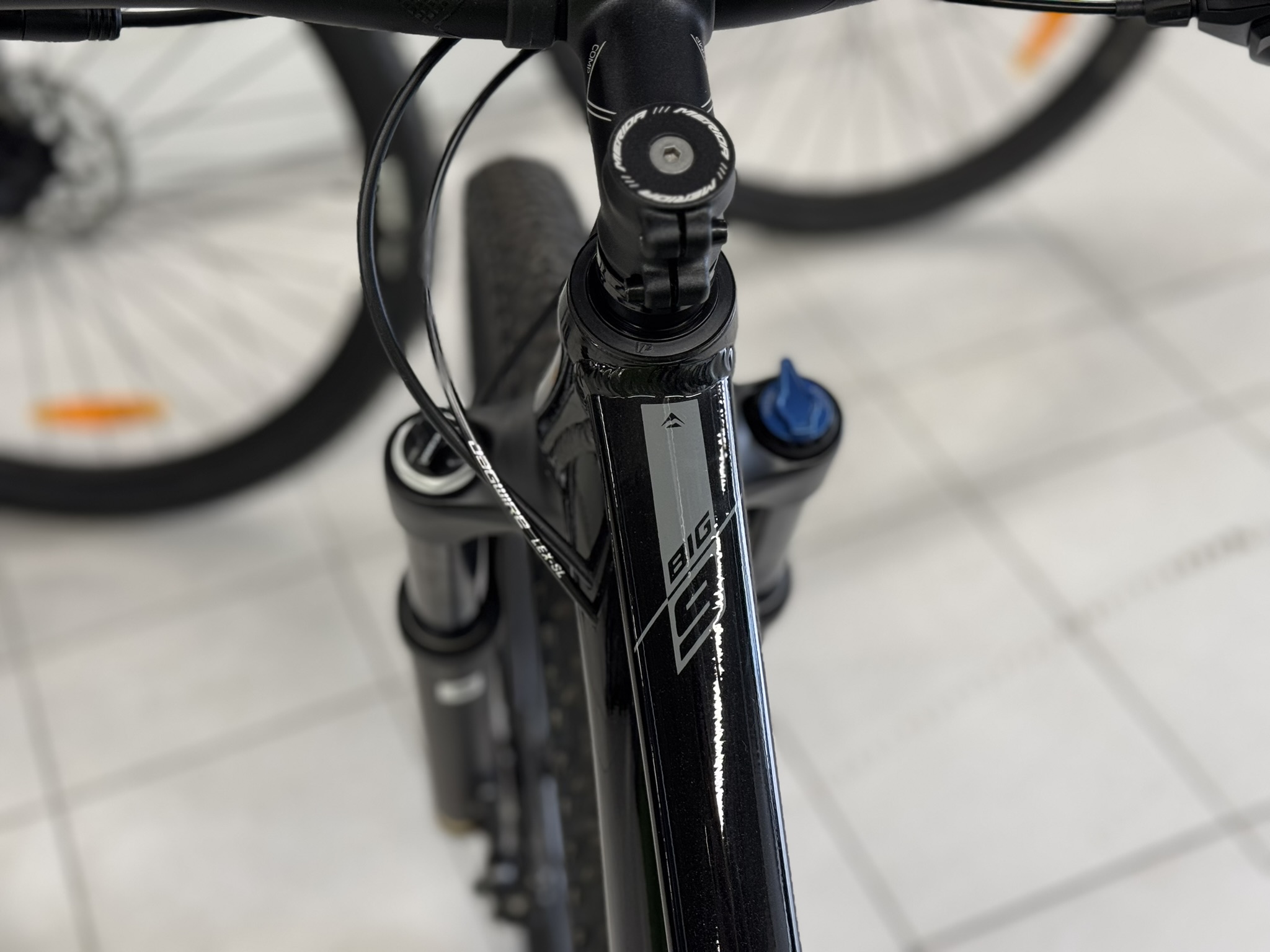 Detail hlavové trubky