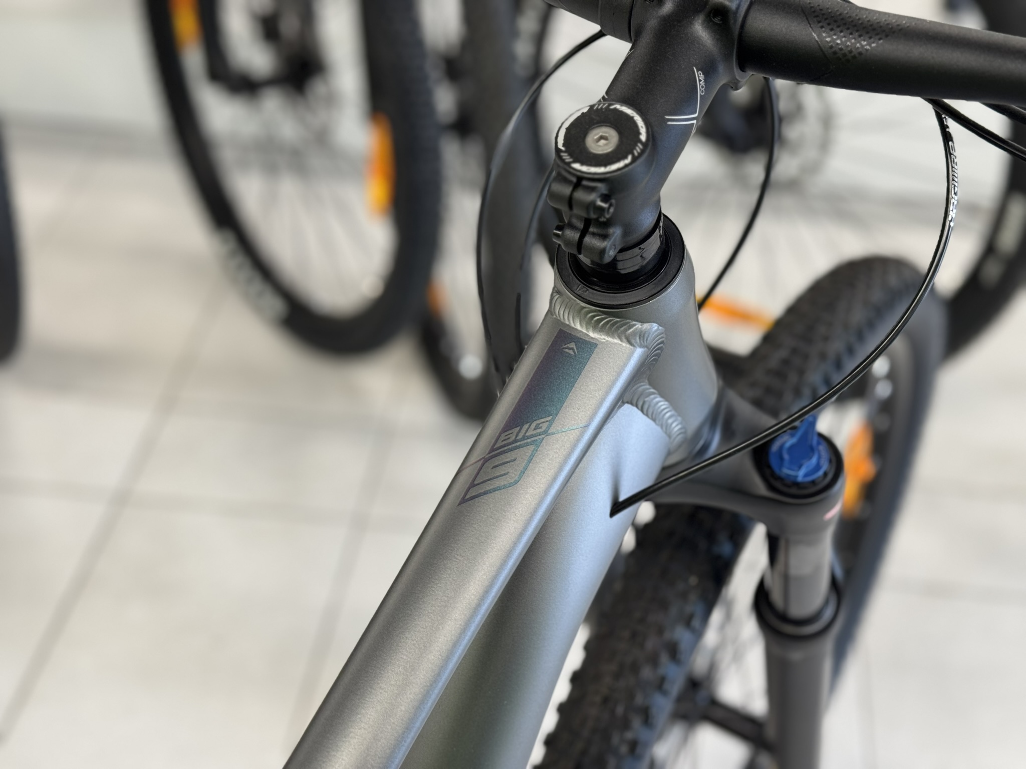 Detail hlavové trubky