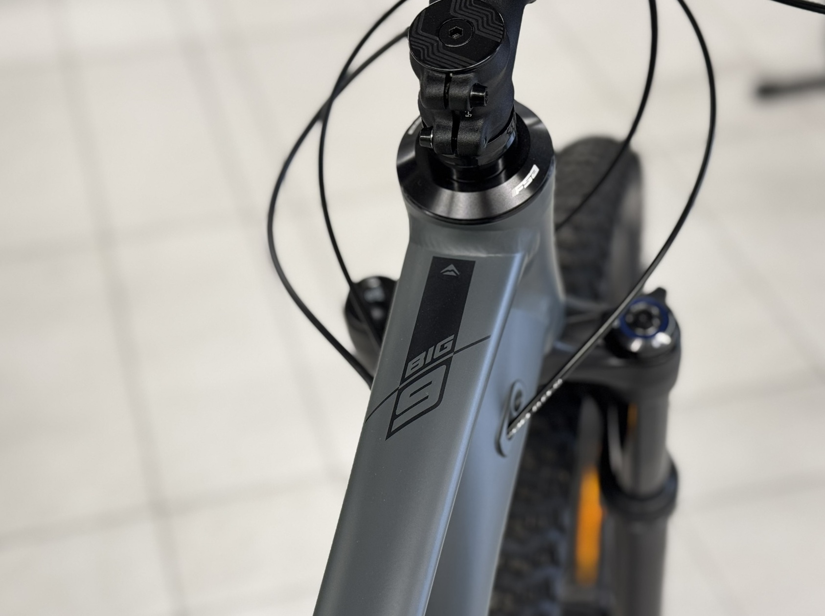 Detail hlavové trubky