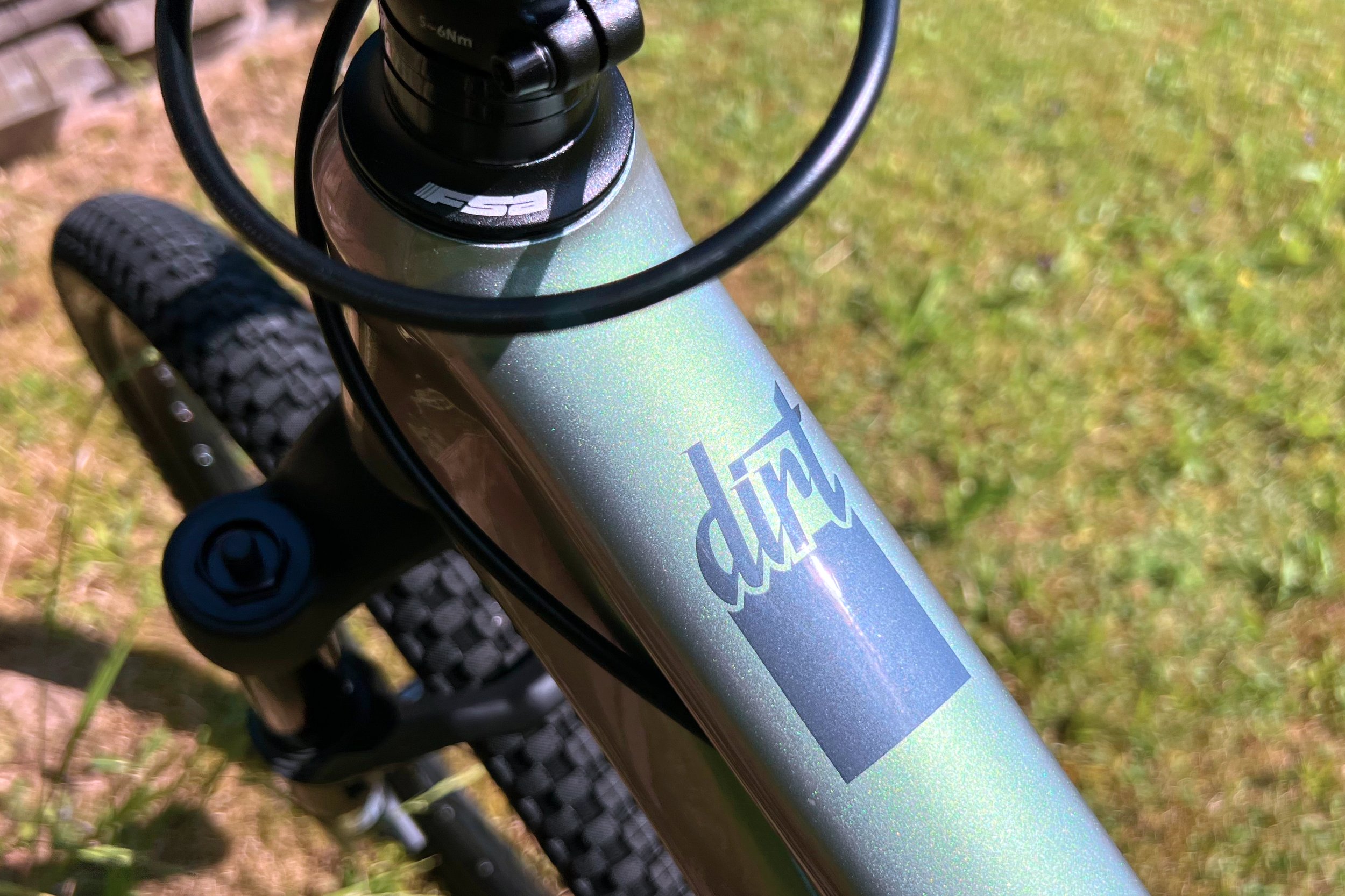 Detail hlavové trubky